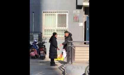 丈夫给父母偷买年货妻子当场发飙 内容却令人深感生活不易