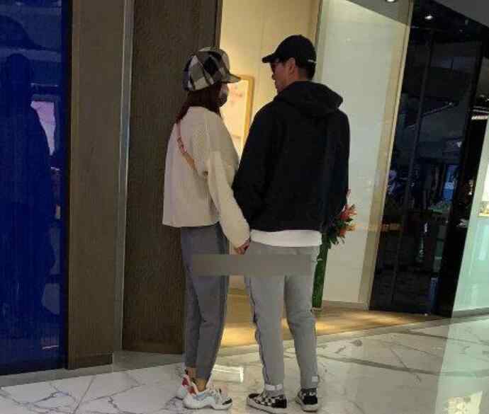 网曝张亮假离婚 梳理事件细节主要有两大疑点