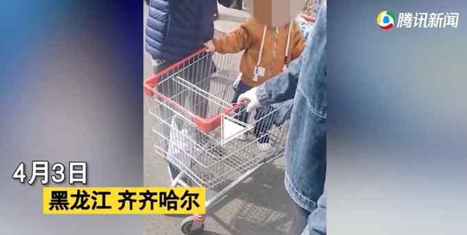 女子购物后用1元“押金”想推走推车 被拦后怒怼：1元送你买花圈