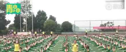 小学生广播操劈叉下腰什么情况网友：别人家的学校
