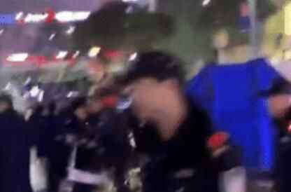 12月24日平安夜,重庆一男子从闹市30层高楼跳下,砸到2名高三女生,3人抢救无效