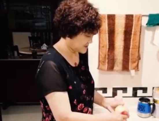 李宇春被妈妈投喂桃子喂到撑 是怎么回事