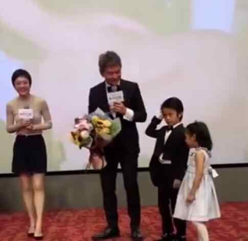 邓超一家四口合体走红毯 看起来状态如何