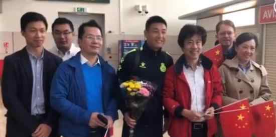 武磊拒绝在国旗上签名 网友们纷纷为他点赞