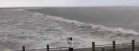 拍钱塘江大潮遭巨浪瞬间吞没 具体情况是什么