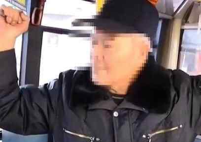 老人公交上对男子破口大骂：你是不是农村来的