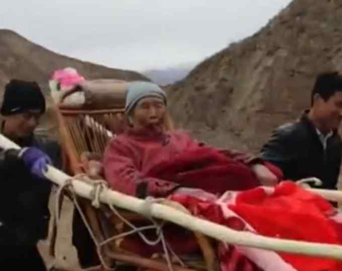 9旬奶奶被晚辈抬上山扫墓 家人：老人如果明年还想去 我们接着抬