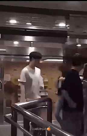 边伯贤遭女粉丝强抱 遭工作人员阻拦后才罢休