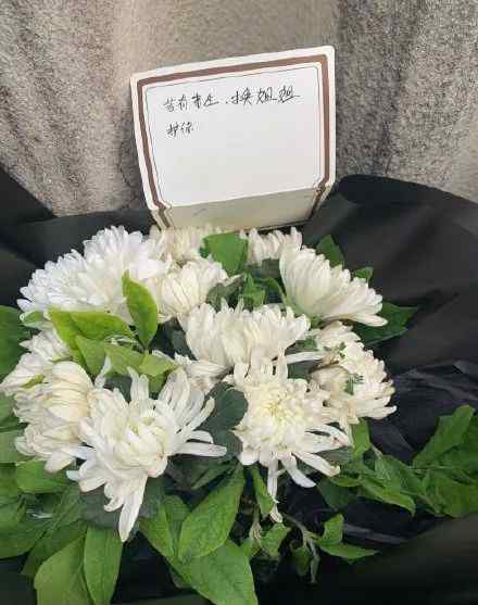 清明节网友网上下单为戍边烈士肖思远送花 现场画面让人泪目！