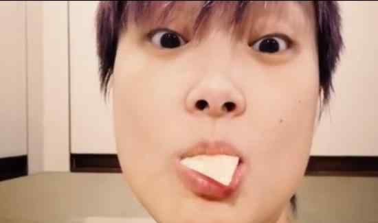 李宇春被妈妈投喂桃子喂到撑 是怎么回事