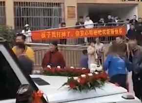 女子得知前男友结婚后到现场拉横幅 背后真相是什么