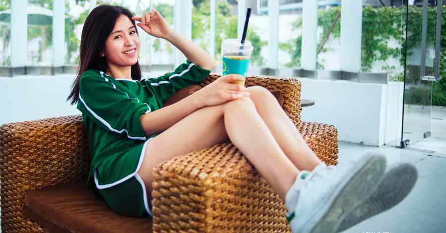 简如歌 美女和财富，你爱哪个更多一些呢？