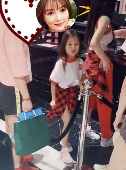 李小璐带甜馨逛街 女儿甜馨颜值越来越美丽