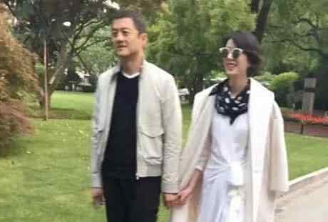 李亚鹏女友酒吧门口唱歌，两人许久未同框