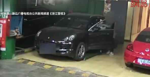 保时捷女司机车库取车 下一秒监控拍到惊魂一幕令人心有余悸