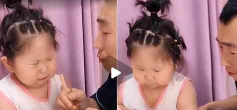爸爸怕小胖妞嫁不出去竟然抢饭吃 萌娃的反应亮了