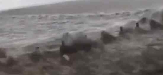 拍钱塘江大潮遭巨浪瞬间吞没 具体情况是什么