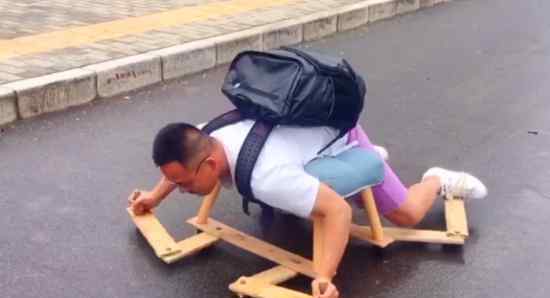小伙做旱地游泳机 什么是旱地游泳机什么样