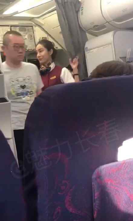 曝涂磊坐飞机脚蹬机舱 涂磊是谁回应了吗