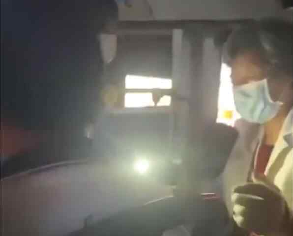 老奶奶被让座后为读书学生打光 过程真相详细揭秘！
