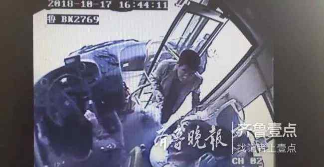 撒交 有钱任性？青岛一男子嫌找钱太零碎，竟怒撒公交车厢