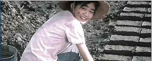 老电影牧马人 2700万播放！37年前老电影《牧马人》抖音爆火，网友：单纯的岁月让人怀念…