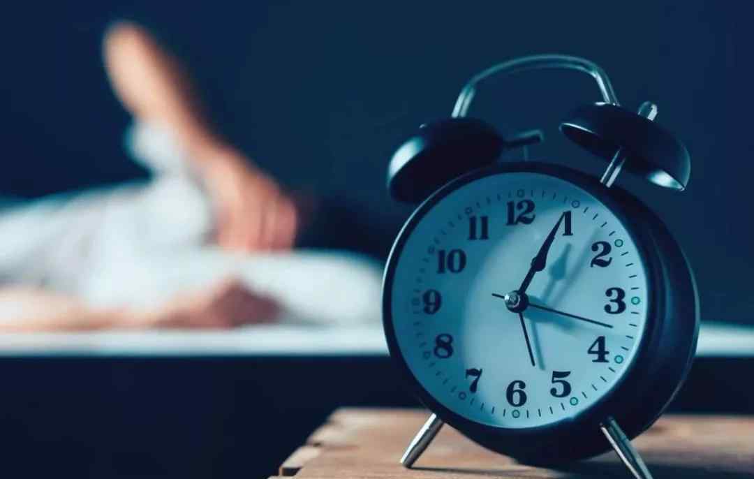 一晚上不睡觉会怎样 晚上不睡觉叫耗伤阳气， 早上不起来叫什么？