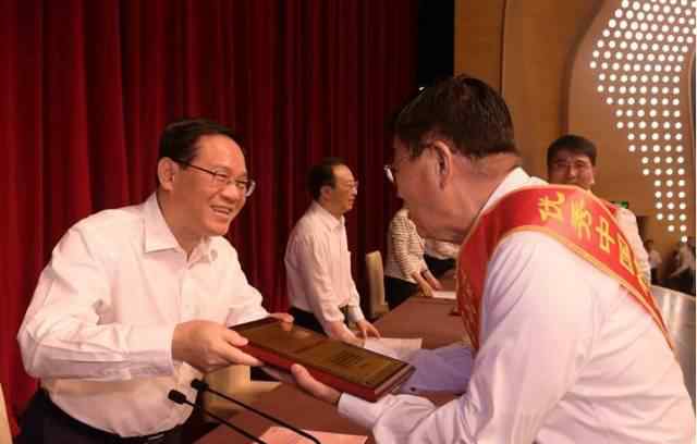 中天科技集团有限公司 【喜讯】中天科技集团总裁薛驰受江苏省委表彰！