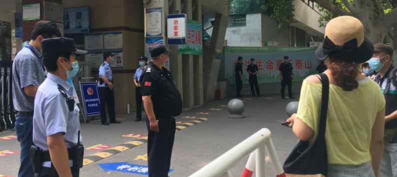 开考5分钟父亲取回准考证 交给孩子瞬间当场大哭 现场画面曝光