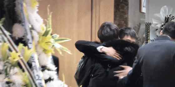 shinee钟铉车祸 金钟铉出殡SHINee最后一次聚齐，少女时代也全回来了，照片看哭了