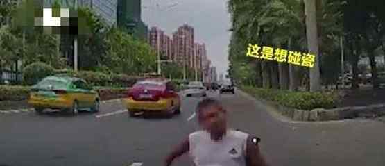 男子坐着轮椅在马路上碰瓷 行车仪意外录下令人无比气愤一幕