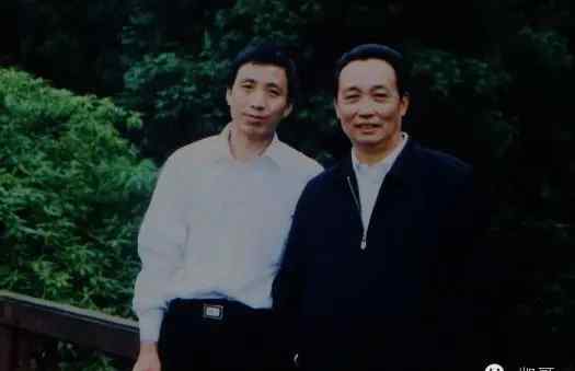 弯腰的谷穗 成熟的谷穗会弯腰：从微小细节看成功人物