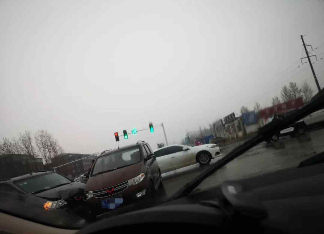 盘锦车祸 濮阳市盘锦路与胜利路交叉口又发生车祸，车头被撞毁，现场....