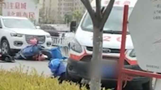 看着都疼！受伤外卖员遭120急救车二次碾压 当地卫健委：正抢救