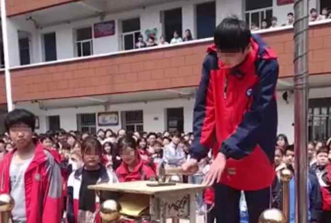 新华社评“学校组织学生砸手机”：手机好砸 心瘾怎么戒？