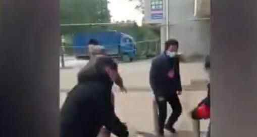 一家三口在家打麻将遭志愿者打砸扇耳光 接下来的事大快人心究竟是怎么回事？