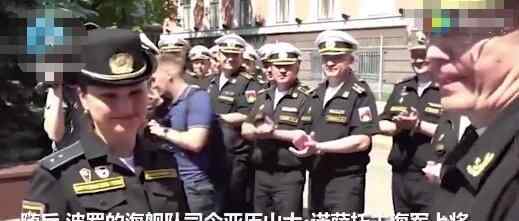 6月24日,一名女兵在阅兵仪式中不慎将鞋子踢掉,她当场一番机智应对使得阅兵顺利完成