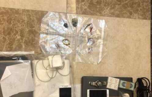 小偷逐层扫楼最终偷了4户 民警发现他们门上都有这个东西究竟是怎么回事？