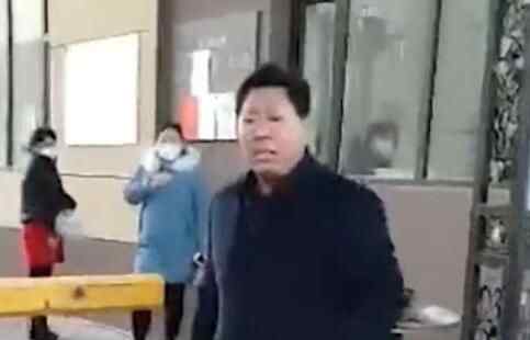 大爷强行让外来车进小区给自家送物资 身份曝光让人更气愤究竟是怎么回事？