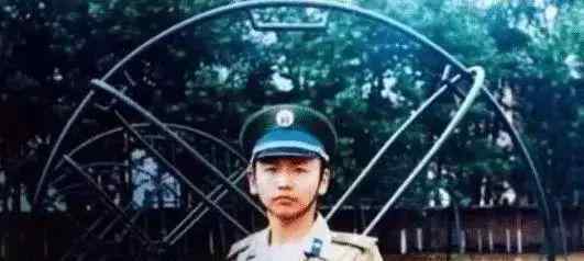 阮国琴改嫁 王伟坠机已18年，妻儿今何在？妻子特召入伍官至上校，至今未改嫁，儿子也成军官