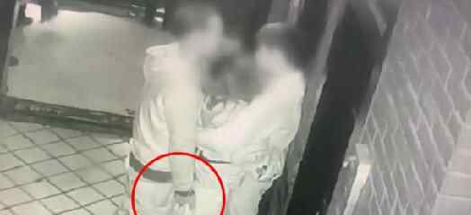 情侣酒吧亲热一男子趁机占便宜 监控拍下全程令人无语原因曝光太惊人