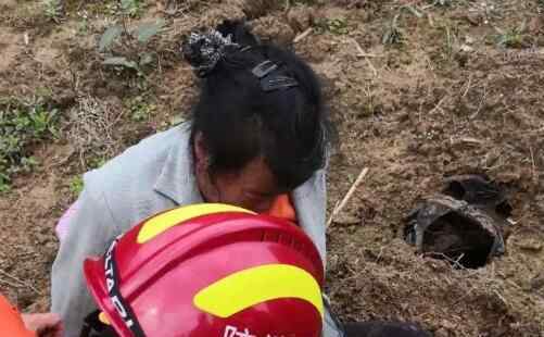 大妈深山里大喊救命 民警赶到现场查看四周后大吃一惊究竟是怎么回事？