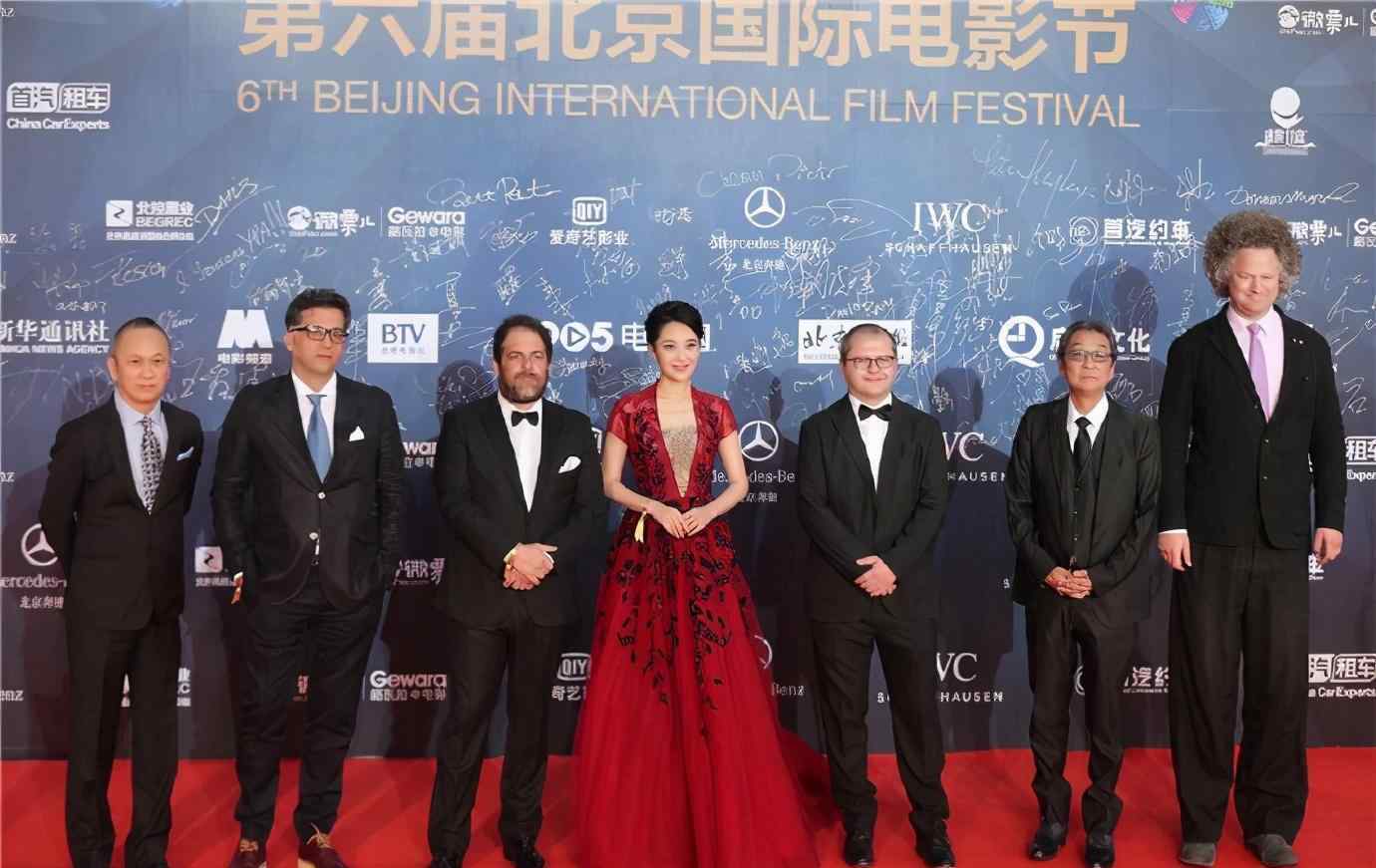 红色礼服裙 被红毯上的许晴惊艳，穿红色礼服优雅知性，好身段51岁的年纪少见