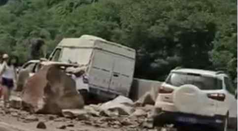 四川宜宾山体塌方砸中3车 究竟是怎么回事?