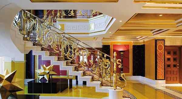 迪拜帆船酒店造价 迪拜帆船酒店住一晚费用的是130000元，入住酒店
