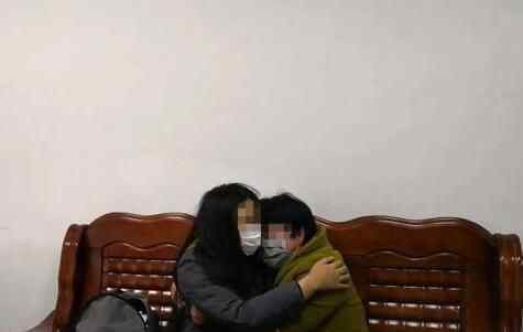 女孩穿睡衣光着脚逃到街上求救 民警一查发现惊人秘密究竟是怎么回事？
