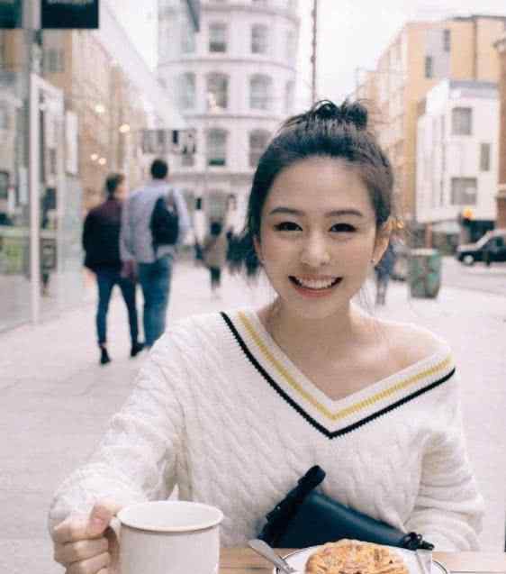 胡军女儿 看了邱淑贞女儿，再看胡军女儿，同为星二代气质却截然不同！