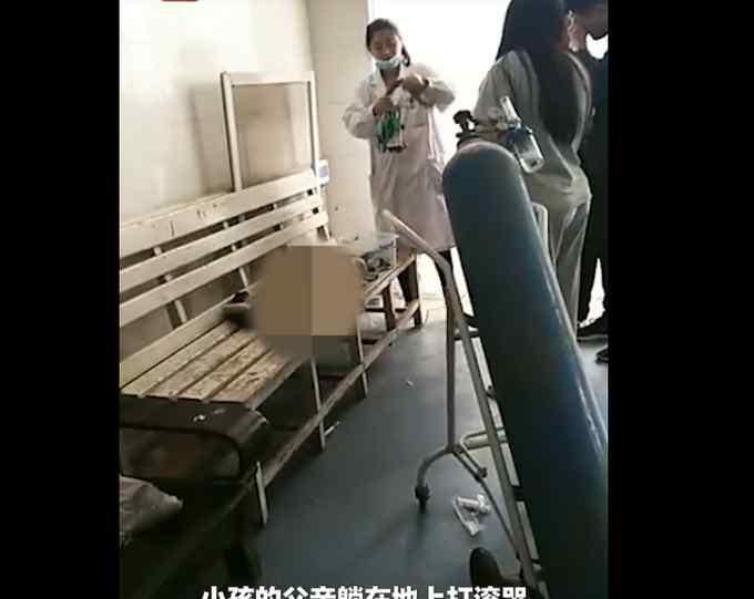 婴儿吃苹果被卡气管身亡 家长躺在地上痛哭 网友跟着心疼