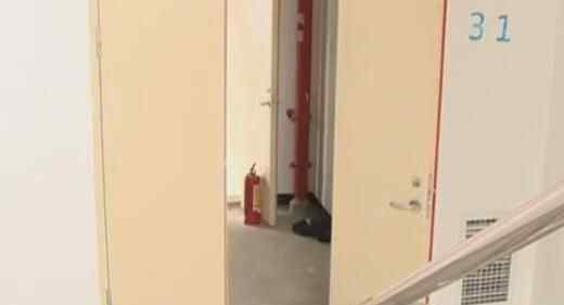 老人遗体被家人裹毛毯放楼道 邻居大妈撞见崩溃大哭究竟是怎么回事？