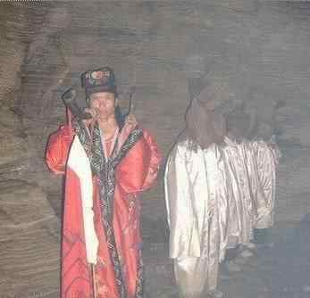 湘西赶尸 揭开“湘西赶尸”的终极秘密，还原赶尸全过程，真相令人难以置信文章配图